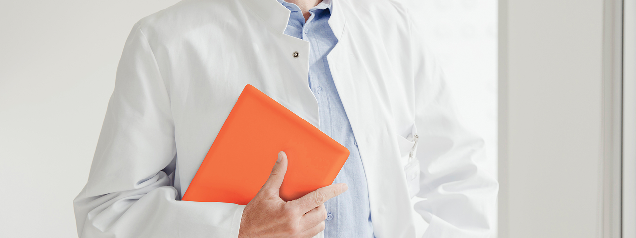 Person mit orangener Mappe in der Hand