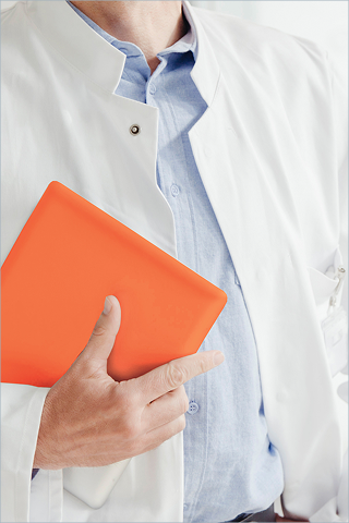 Person mit orangener Mappe in der Hand